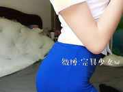 完具少女 剧情边打电话边自慰 开档黑丝用黄瓜插好深喷了很多水